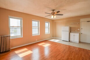 Building Photo - 911 W Lawrence Ave