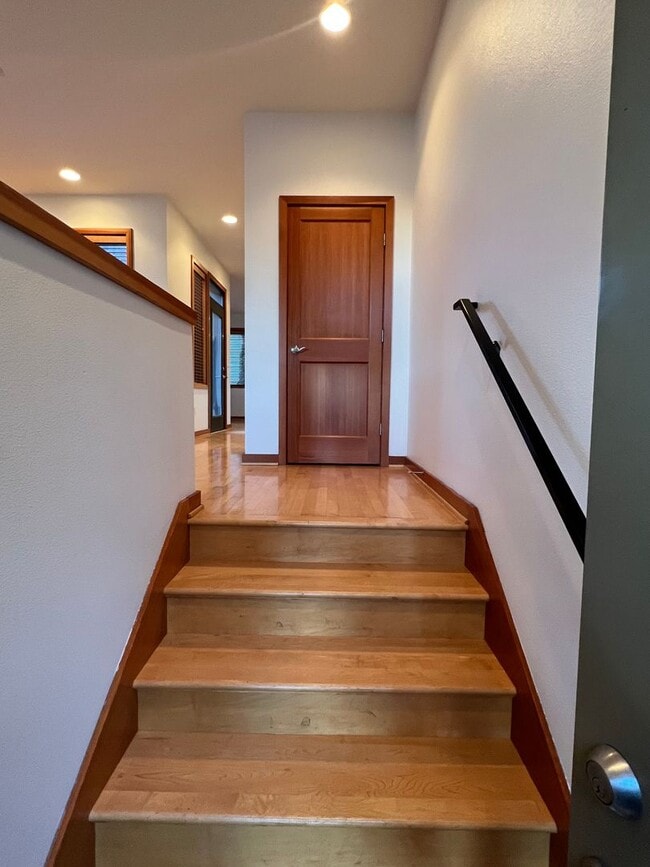Building Photo - AUGUST RENT FREE with LIMITED SHOWINGS AVAILABLE on July 25th! - Gorgeous Townhome Style Condomin...