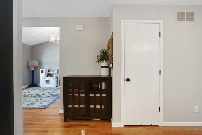 Building Photo - 3 Bedroom, 2 Bathroom House w/ 2 Car Garag...