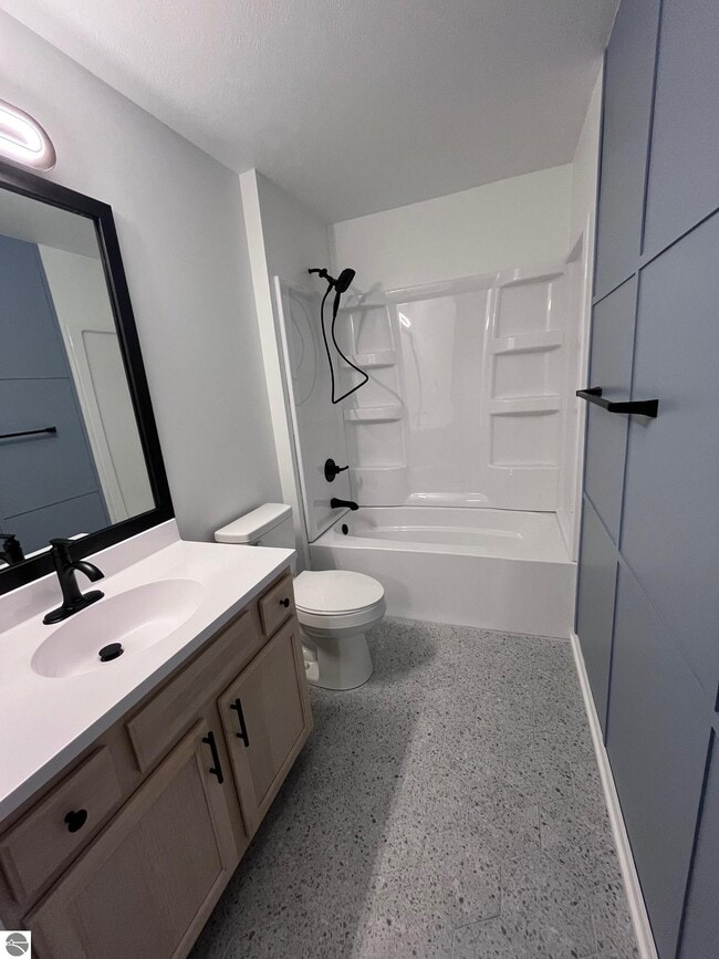 Building Photo - 1495 Newport St