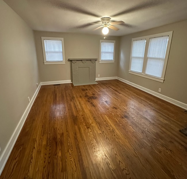 Building Photo - 2 Bedroom/1 Bathroom Cottage - Florence,  AL