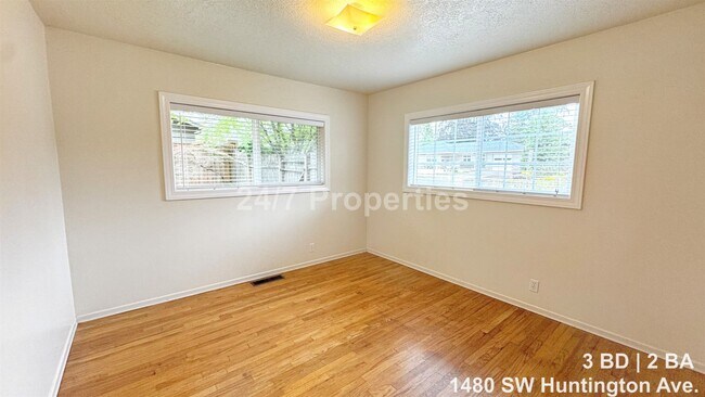 Building Photo - 1480 SW Huntington Ave