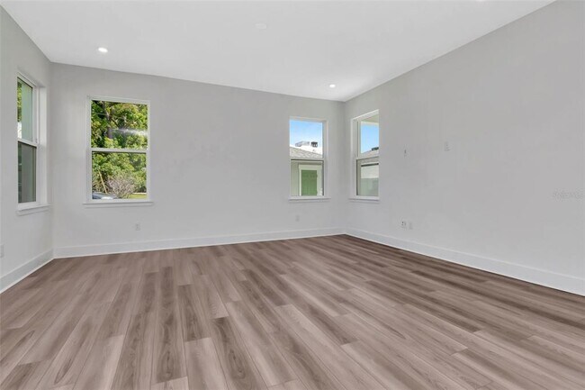 Building Photo - 402 E Oak Ave