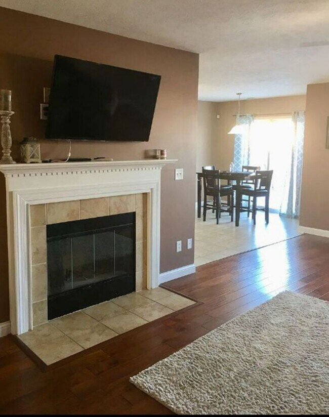 Building Photo - AVALON BLUFF...3 Bedroom 2 Bath