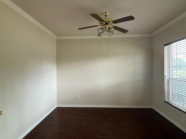 Building Photo - 3055 Fallbrook Dr