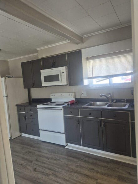 Building Photo - 304 E Lehr Ave