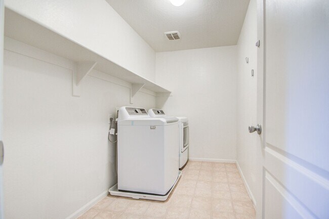 Building Photo - Stunning 3 bed plus Loft in Copper Ranch!