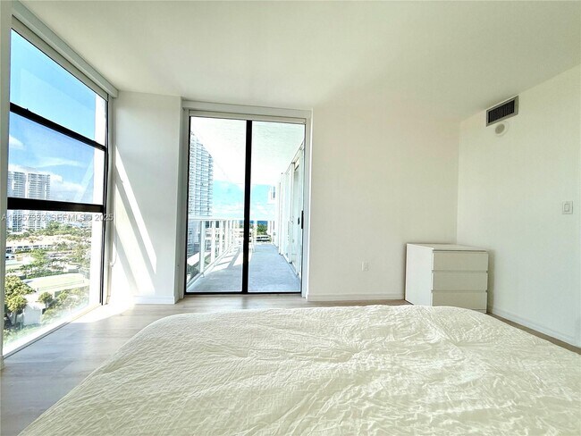 Building Photo - 20505 E Country Club Dr