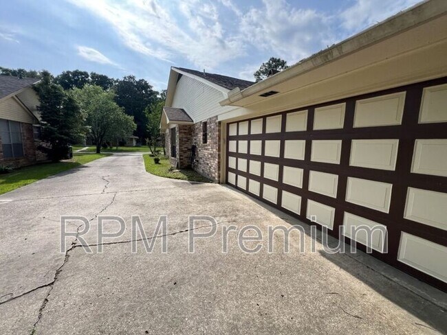 Building Photo - 13936 Cayuga Dr