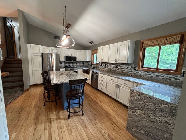Building Photo - Beautiful 4 Bedroom 3 Bath Home in Cloquet...