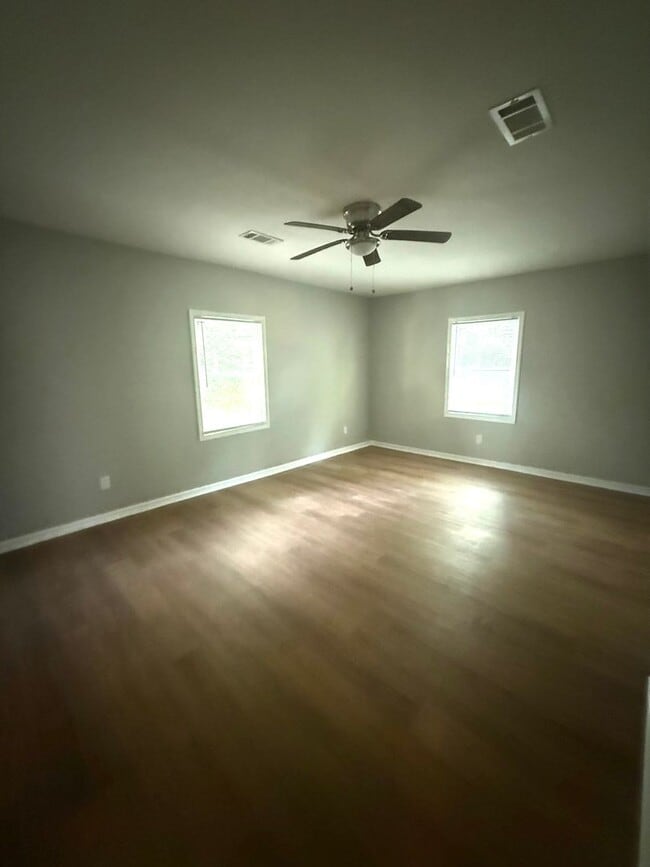 Building Photo - ** 6 Bed 2 Bath located off Wares Ferry ro...