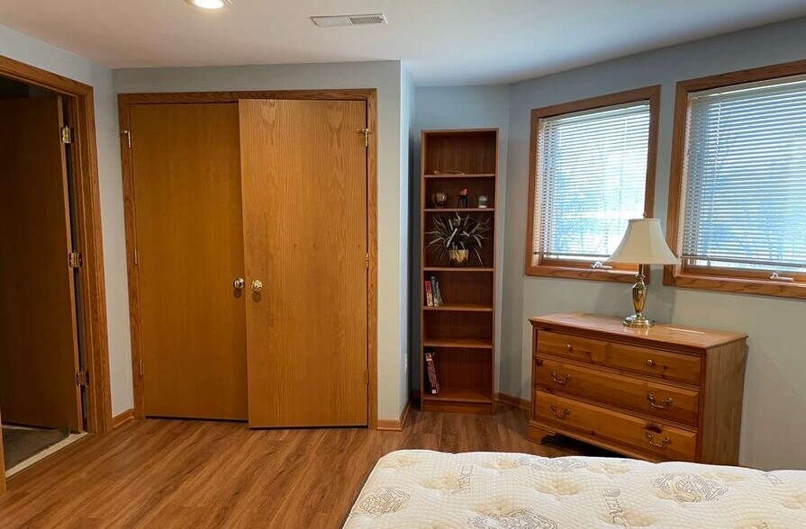 4 Bedroom w/Queensize Bed - 440 N Westfield Rd