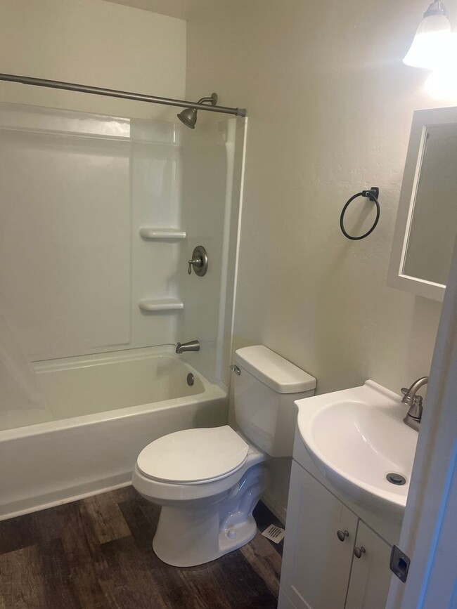 Building Photo - Cozy remodeled 2 Bedroom 1 Bathroom Cottag...