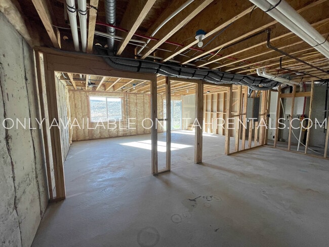 Building Photo - 1605 W Charmer Ln