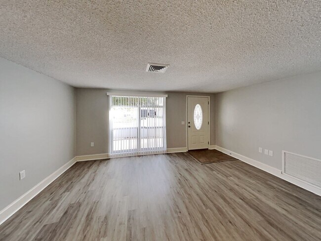 Building Photo - Charming 3-Bed, 2-Bath Home in Port Richey with Garage