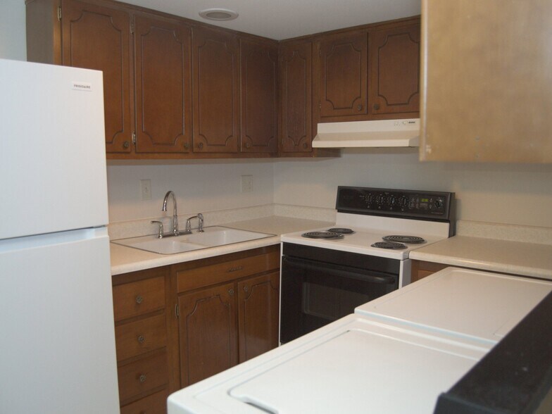Building Photo - 1623 Williamsburg Ln E