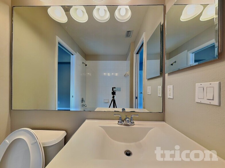 Building Photo - 4213 Branchside Ln