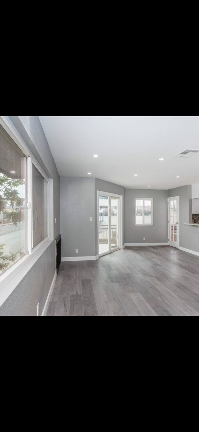 Building Photo - 1031 Mariposa St