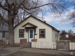 Building Photo - 3 Bedroom House Near Downtown