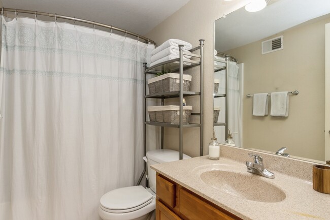 Tile Floor Bath w/ Tub/Shower - 212 Grandview Ct