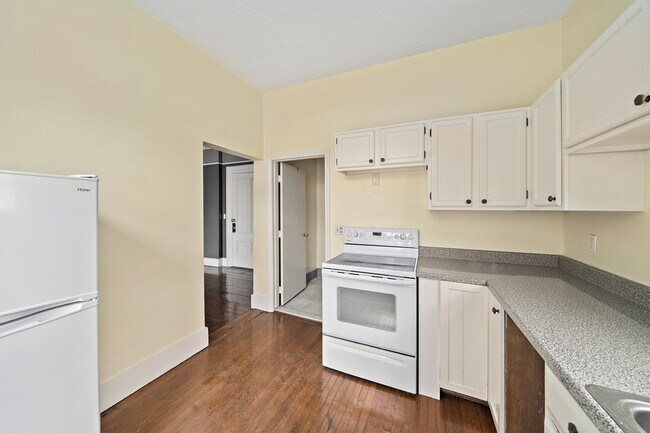 Building Photo - 391 Elm St