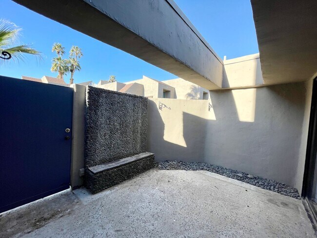 Building Photo - AVAILABLE NOW!! BEAUTIFUL  2 Bed / 2 Bath - Across from The River Shopping Center in RANCHO MIRAGE!