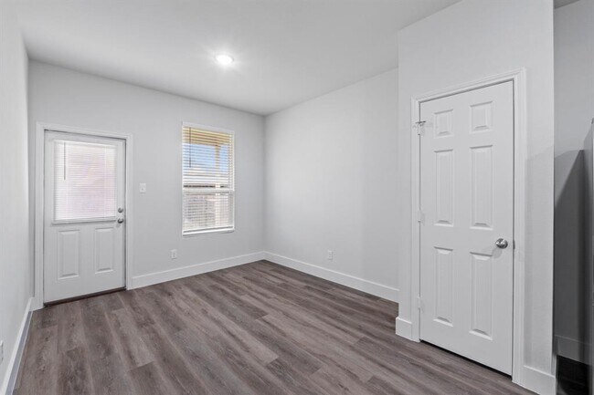 Building Photo - 175 Eves Necklace Dr.