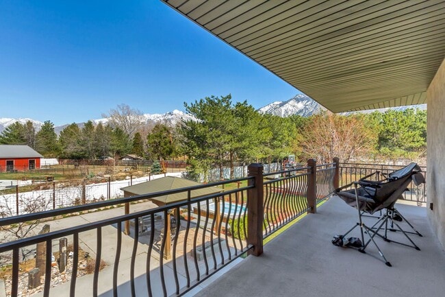 Building Photo - Beautiful 5-Bedroom Home in Sandy!