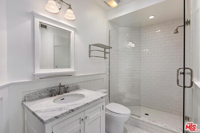 Building Photo - 2134 La Mesa Dr