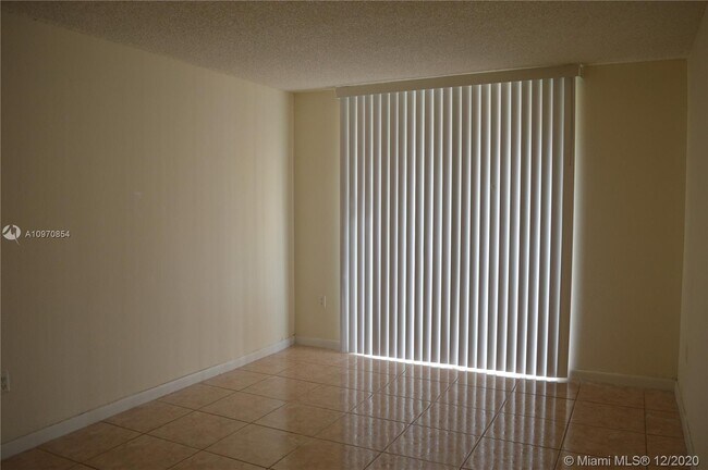 Building Photo - 9320 Fontainebleau Blvd