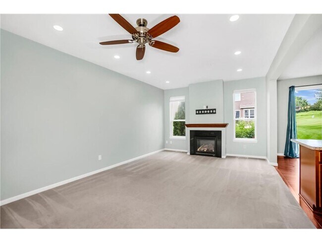 Building Photo - Rare 3 bed 4 bath updated almost 2300 sf townhouse in Woodbury!