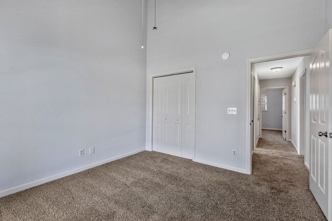 Building Photo - 755 Regal Dr