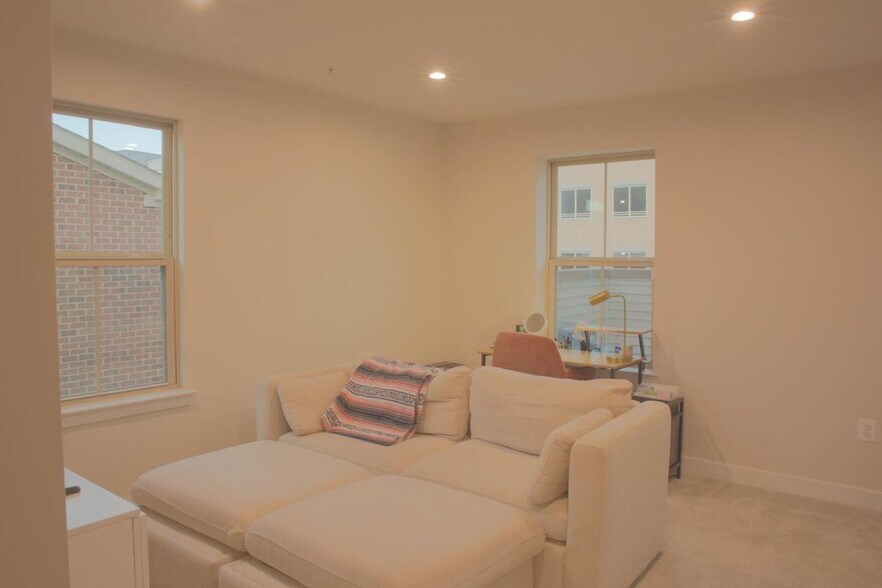 Building Photo - 2816 Devonshire Clfs Ter