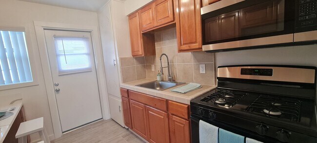 Building Photo - Newly Remodeled 1 Bedroom / Call or text O...