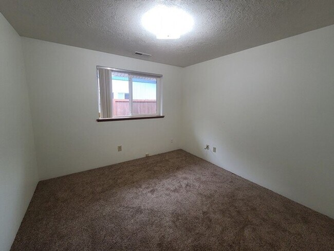 Building Photo - 3Bd/2Ba Single Story House - Available Soon!