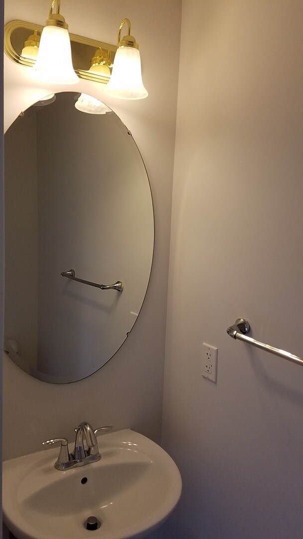 Building Photo - 3 bed, 2.5 Bath 1440sf End-Unit Henrico To...