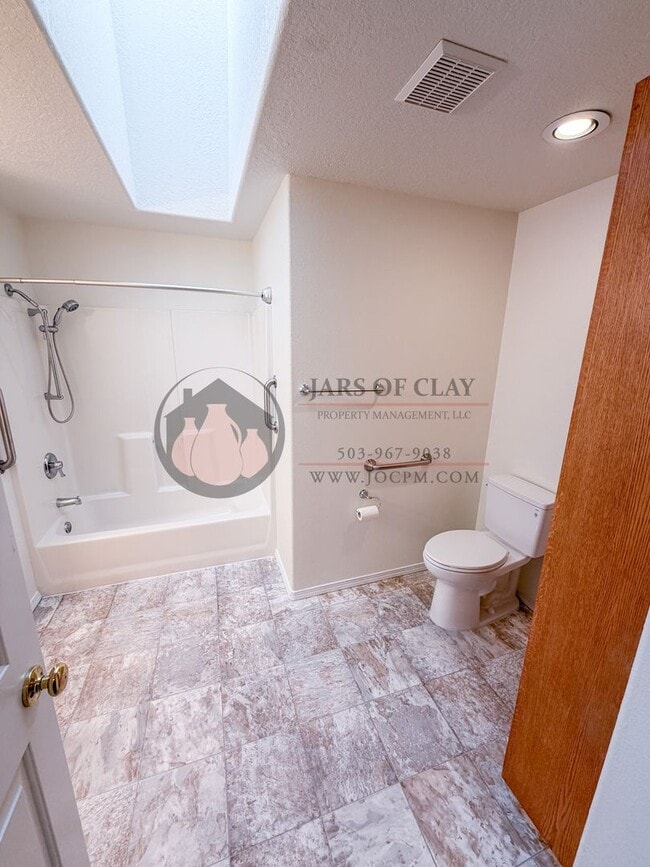 Building Photo - Beautiful Well Cared for West Salem Home