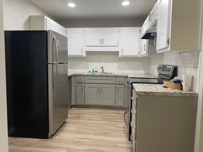 Building Photo - Large 3 Bedroom, 2 Bathroom Home Overlooking Lake - Turkey Creek Community