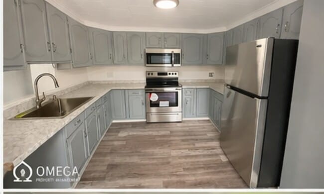 Building Photo - 13 Elm St