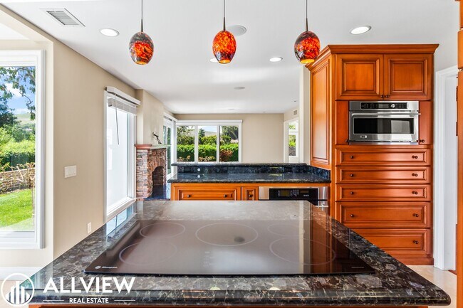 Building Photo - Rare 5 bed/3 bath home located in the high...