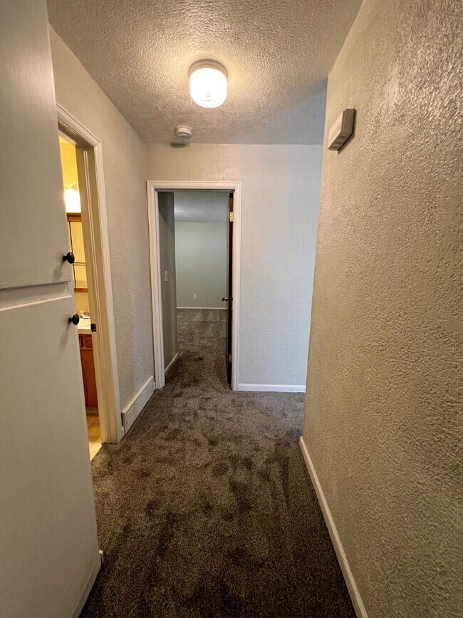 Building Photo - Charming West Side Upper-Level Duplex for ...