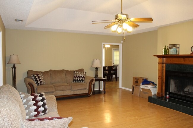 Building Photo - Exquisite 3BR/2BA Home Minutes from Moody AFB with Luxurious Features!