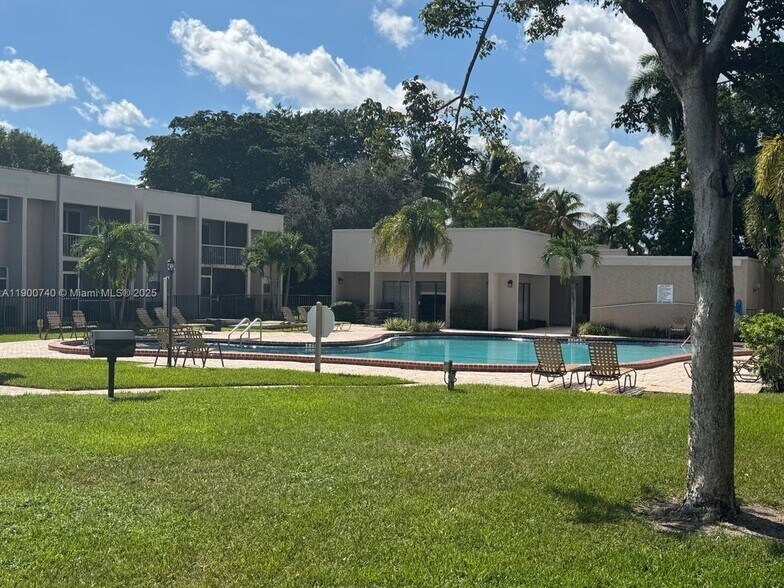 Building Photo - 8527 Old Country Manor