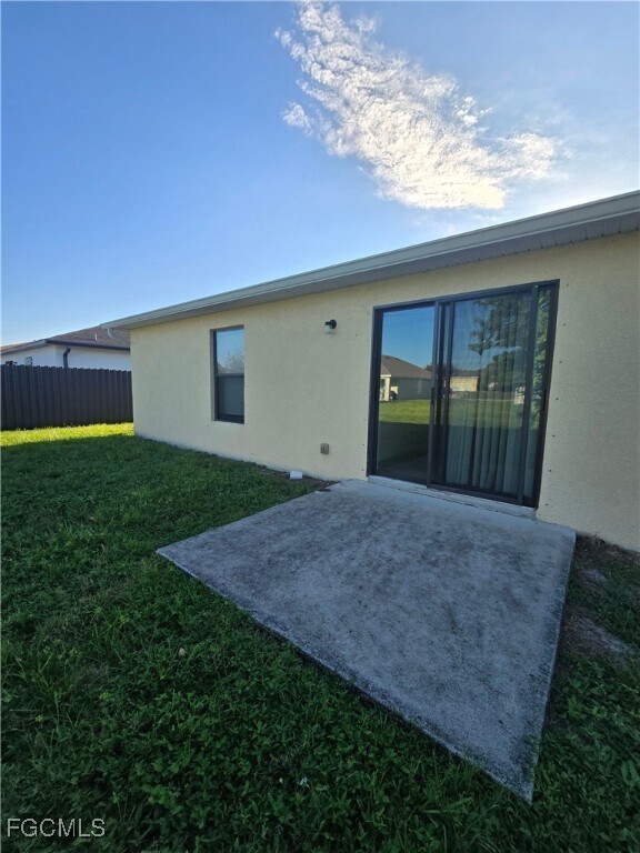 Building Photo - 906 SE 6th Ct