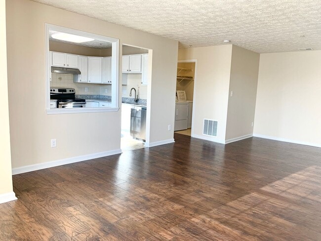 Building Photo - Light Filled 2bd 2bth Penthouse Condo In Piney Orchard!