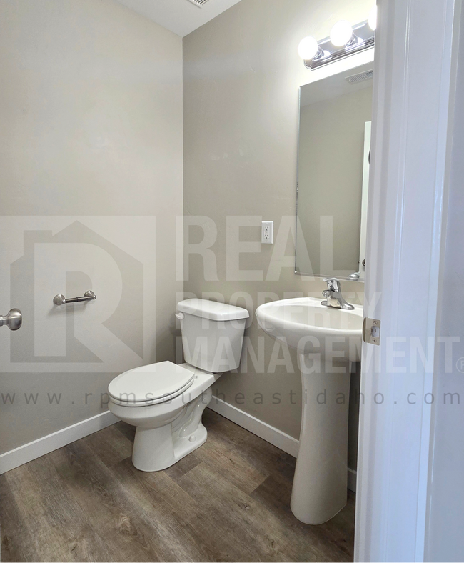 Building Photo - Bright & Clean 3 Bedroom, 2.5 Bathroom Townhome for Rent in Idaho Falls by Real Property Manageme...