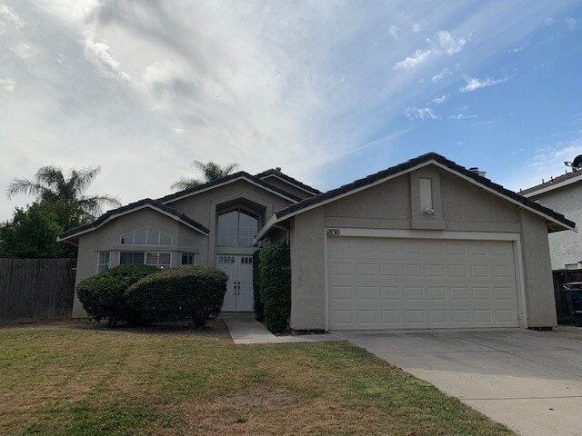 Primary Photo - Spacious 3 Bedroom / 2 Bath Home with a Bo...