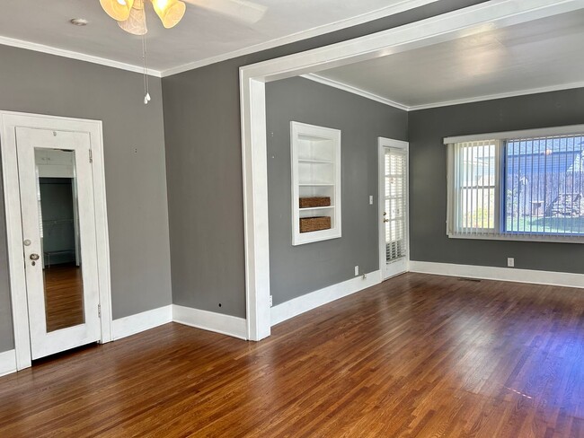 Building Photo - Absolutely stunning 1921 Craftsman style b...
