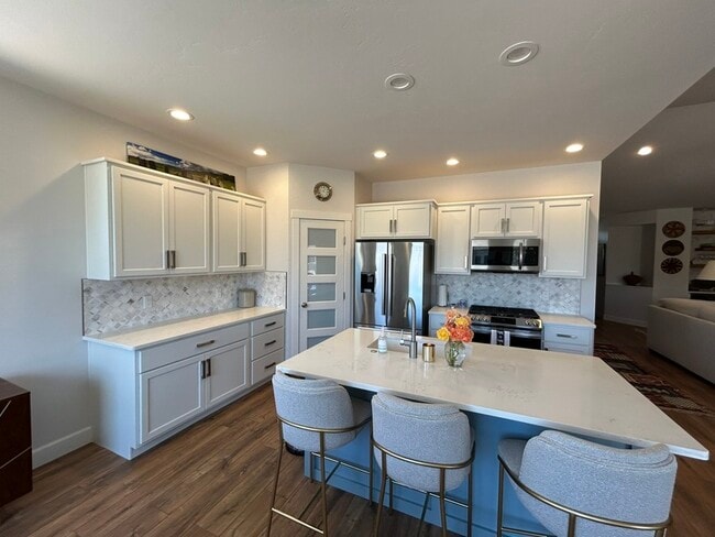 Building Photo - 681 Strathearn Dr