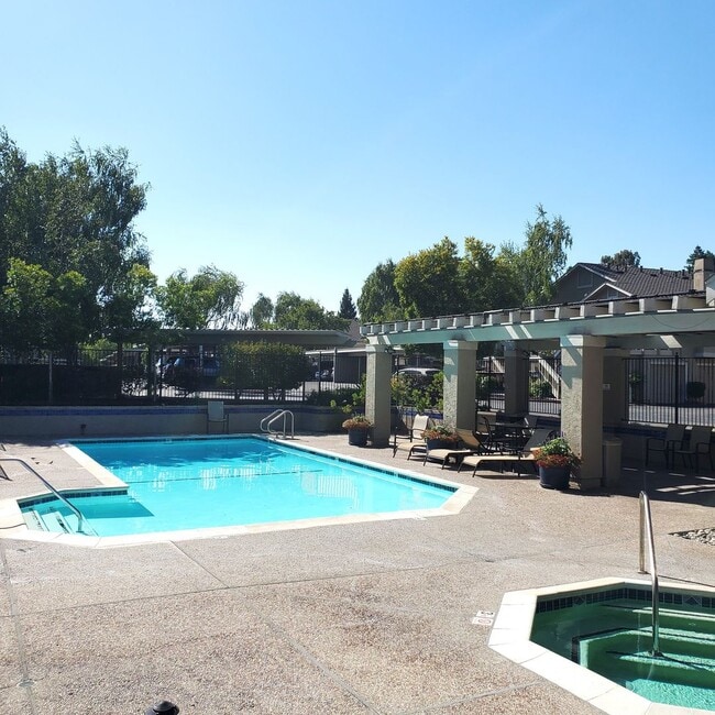Building Photo - Easy Living @ Gorgeous 2bd/2ba in Cobblest...
